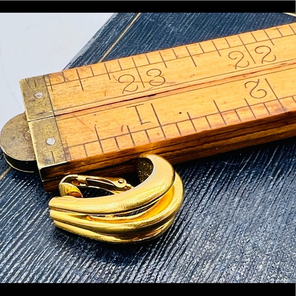 Gold tone vintage clip on earrings career style simple - Picture 10 of 10